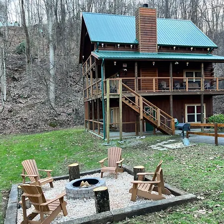 Stairway To Heaven - 3 Master Suite, Location, Privacy, Firepit-2